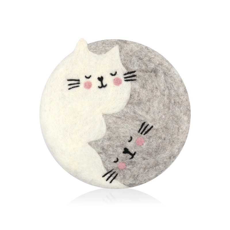 Sottopentola tondo in feltro di lana decorato con gatto bianco e gatto grigio che formano uno yin e yang, realizzato a mano in Nepal